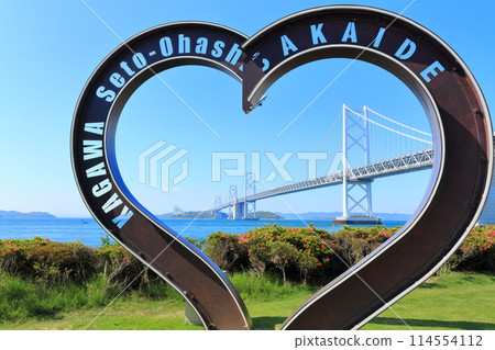 [Kagawa Prefecture] The Setouchi Ohashi Bridge in spring as seen from the Setouchi Ohashi Memorial Park where azaleas bloom 114554112