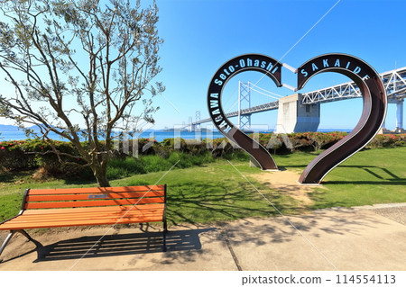 [Kagawa Prefecture] The Setouchi Ohashi Bridge in spring as seen from the Setouchi Ohashi Memorial Park where azaleas bloom 114554113