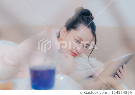 女人看著平板電腦上的旅行照片 114554839