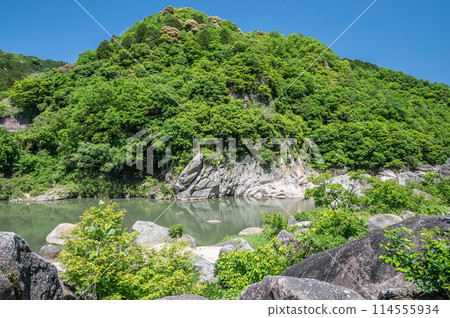 京都府笠置町笠置巨石的新綠木津川風景 114555934