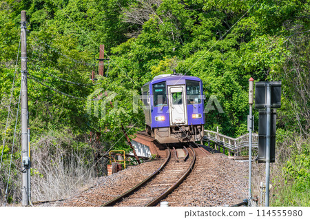 120 series train running between Okawara and Kasagi on the Kansai Line, Kasagi Town, Kyoto Prefecture 114555980