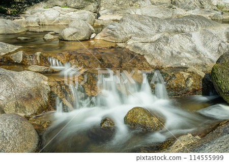 The clear stream with potholes in Kasagi Town, Kyoto Prefecture, Nunome River 114555999