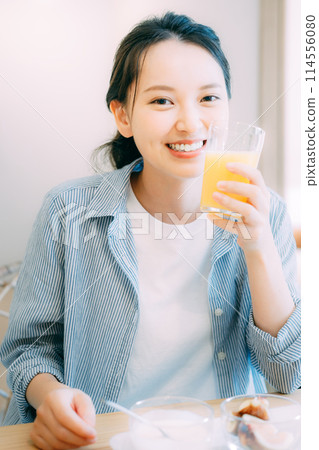 年輕女子在家裡喝橙汁 年輕女子在家裡喝橙汁 114556080