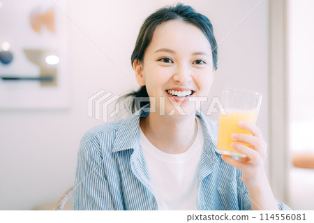 年輕女子在家裡喝橙汁 114556081