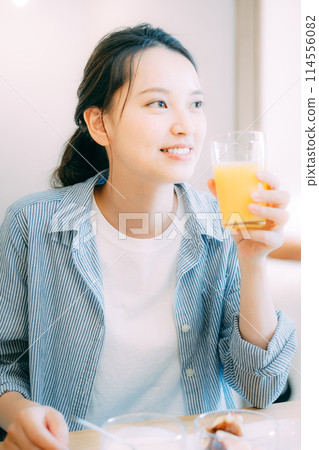 年輕女子在家裡喝橙汁 114556082