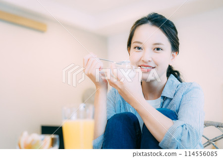 年輕女人美味地吃酸奶 114556085