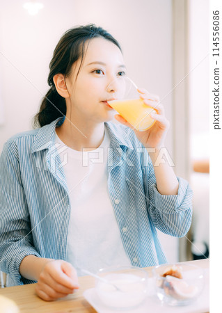 年輕女子在家裡喝橙汁 114556086