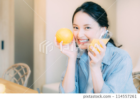 喝橙汁的婦女 114557261