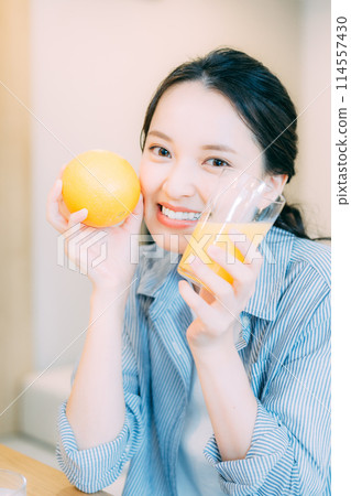 水果和年輕女子 114557430