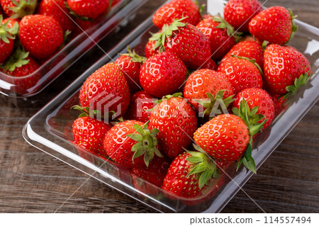 Packed strawberries 114557494