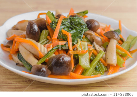 Komatsuna and Shimeji Namul 114558003