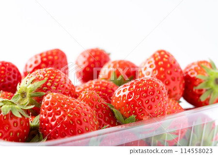 Close-up of a pack of strawberries 114558023