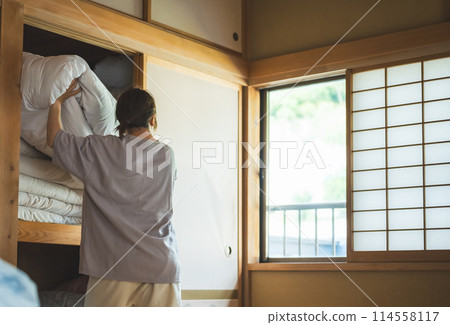 蒲團和衣櫃 114558117