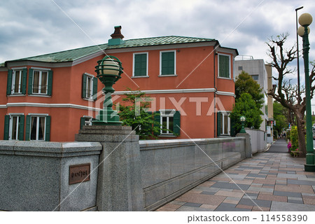 東京老山手街西鄉橋和住宅區的多雲天空風景 114558390