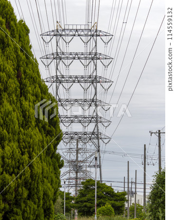 Power lines and transmission towers running through Osaka city 114559132