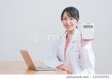 女醫生用計算機計算 女醫生用計算機計算 114559701