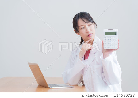 思考用計算機計算的女醫生 114559728