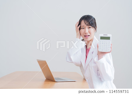 思考用計算機計算的女醫生 114559731