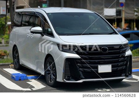 Minivan image Minivan image 114560628