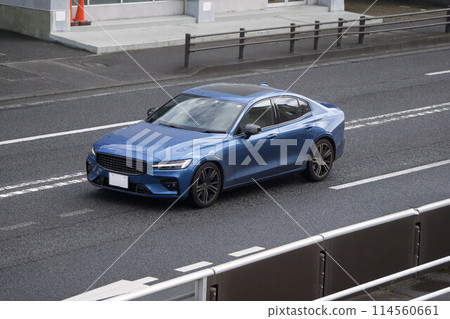 轎車道路行駛 114560661