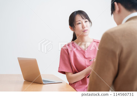 醫生檢查病人 114560731