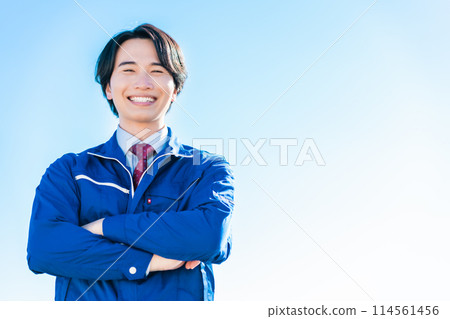 在 Logi 工作的年輕男性員工 114561456