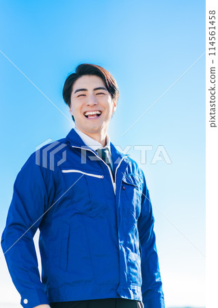 A male employee proposing logistics solutions 114561458