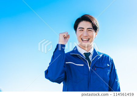 Logistics staff posing in excitement 114561459