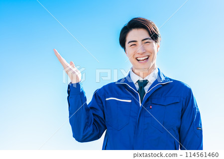 A male employee proposing logistics solutions 114561460