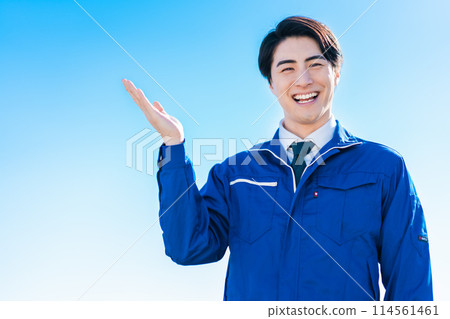 A male employee proposing logistics solutions A male employee proposing logistics solutions 114561461