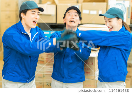 Light work staff with teamwork Light work staff with teamwork 114561488