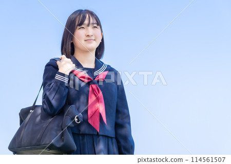 在陽光明媚的日子裡,高中女生上下學 在陽光明媚的日子裡,高中女生上下學 114561507