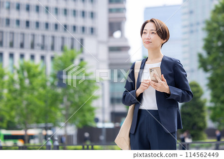 一個女人用商務智能手機的肖像 114562449