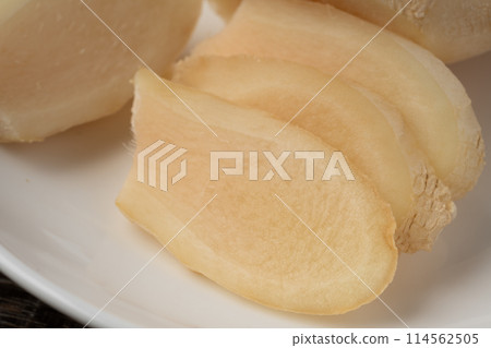 Fresh ginger slices 114562505