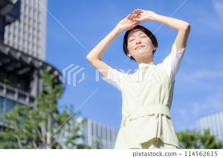 Woman blocking sunlight with her hand Woman blocking sunlight with her hand 114562615