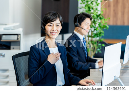 工作在電話中心的女商人 114562691