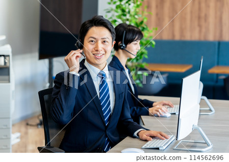 在呼叫中心工作的商人 114562696