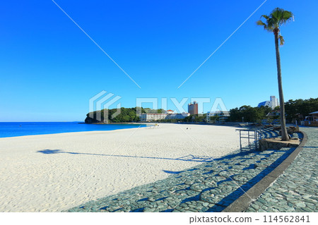 [Wakayama Prefecture] Shirarahama Beach in Nanki Shirahama Onsen on a clear day 114562841