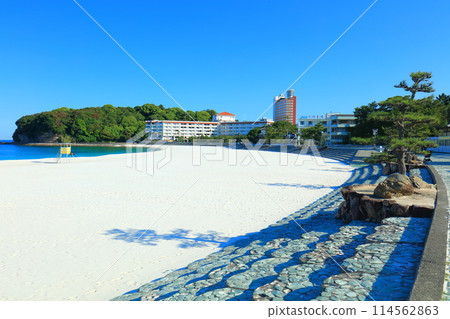 [Wakayama Prefecture] Shirarahama Beach in Nanki Shirahama Onsen on a clear day 114562863