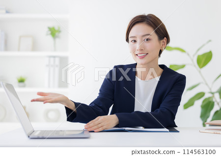 為顧客服務的西裝的女商人 為顧客服務的西裝的女商人 114563100