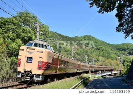 The Yakumo Express connects Inyo and Yokai trains dashing through the curves of the Hakubi Line. The Yakumo Express connects Inyo and Yokai trains dashing through the curves of the Hakubi Line. 114563169