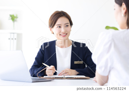 Business woman in a suit serving customers 114563224
