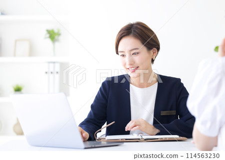 Business woman in a suit serving customers 114563230