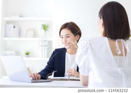 為顧客服務的西裝的女商人 114563232