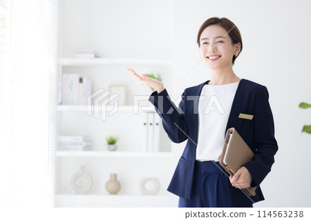 一個穿著西裝的女人的肖像 一個穿著西裝的女人的肖像 114563238