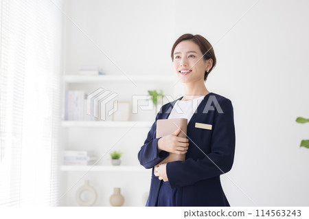 一個穿著西裝的女人的肖像 114563243