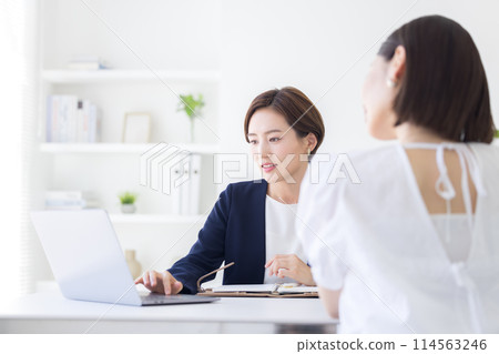 為顧客服務的西裝的女商人 為顧客服務的西裝的女商人 114563246