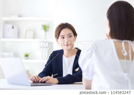 為顧客服務的西裝的女商人 為顧客服務的西裝的女商人 114563247