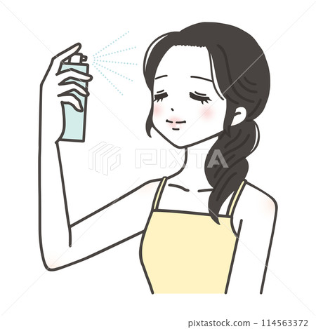 一位女士在臉上塗抹噴霧型乳液 114563372