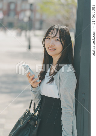 在集合地點等候的年輕女子 114563392
